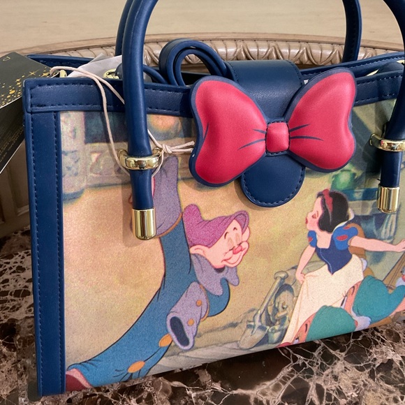 👛Disney Loungefly Snow White and the Seven Dwarfs Crossbody Bag - Picture 2 of 10